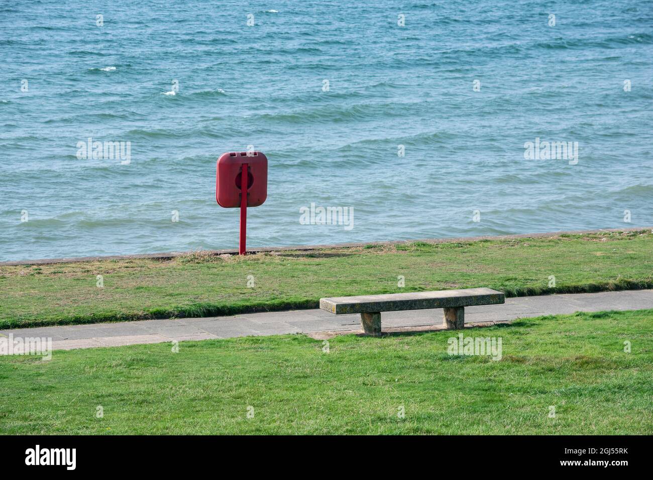 Life Ring e posto sul lungomare di St Bees, Cumbria, Inghilterra Foto Stock