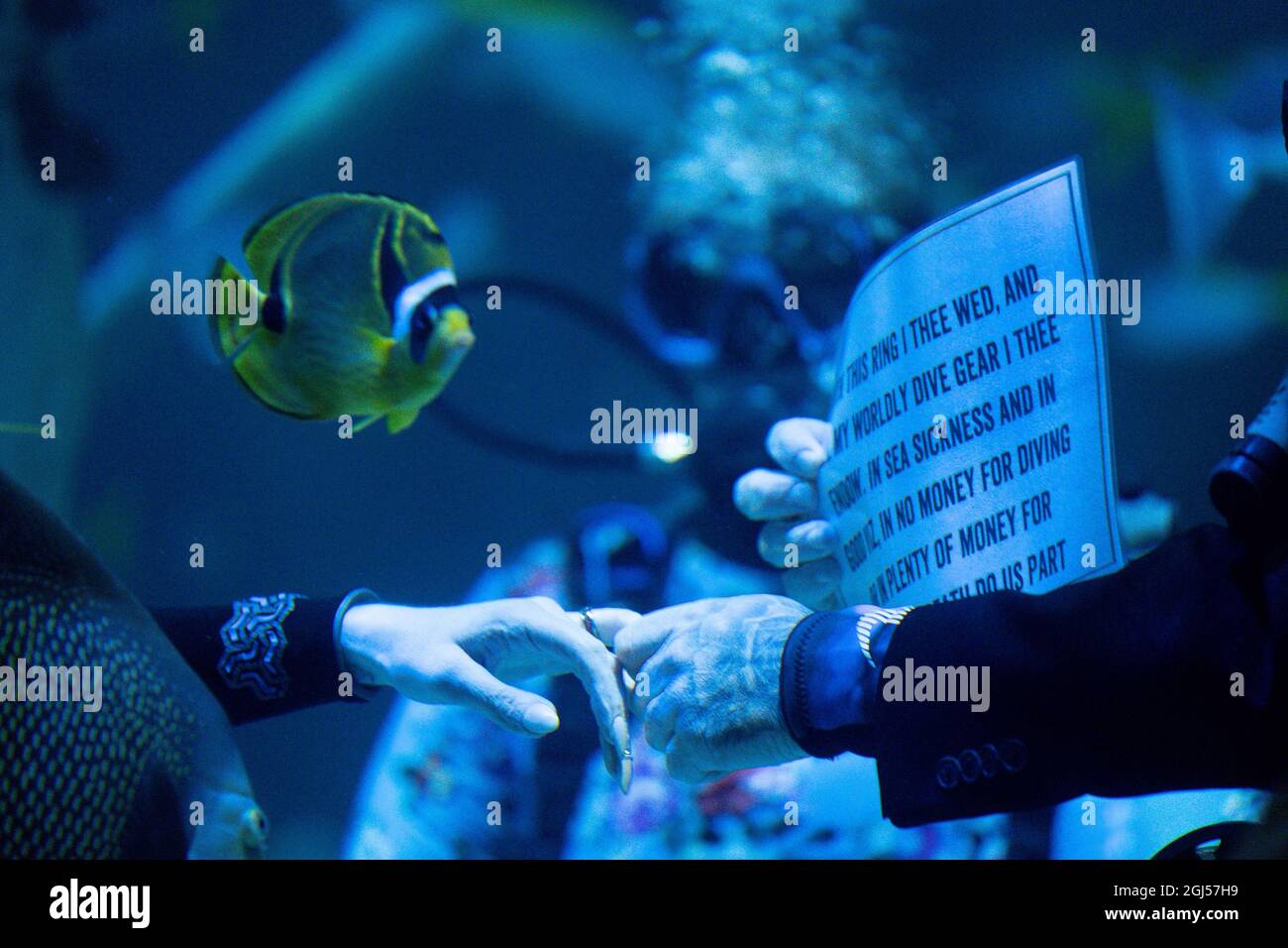 Lo sposo Chris Jackson si prepara a scambiare gli anelli di nozze con la sposa Lisa Huggins durante la loro cerimonia nuziale subacquea all'avventura di Grylls del Bear, Birmingham. I fan delle immersioni erano dovuti sposarsi all'estero ma i loro piani erano scupati durante Covid, e cercavano un'alternativa unica. Data foto: Mercoledì 8 settembre 2021. Foto Stock