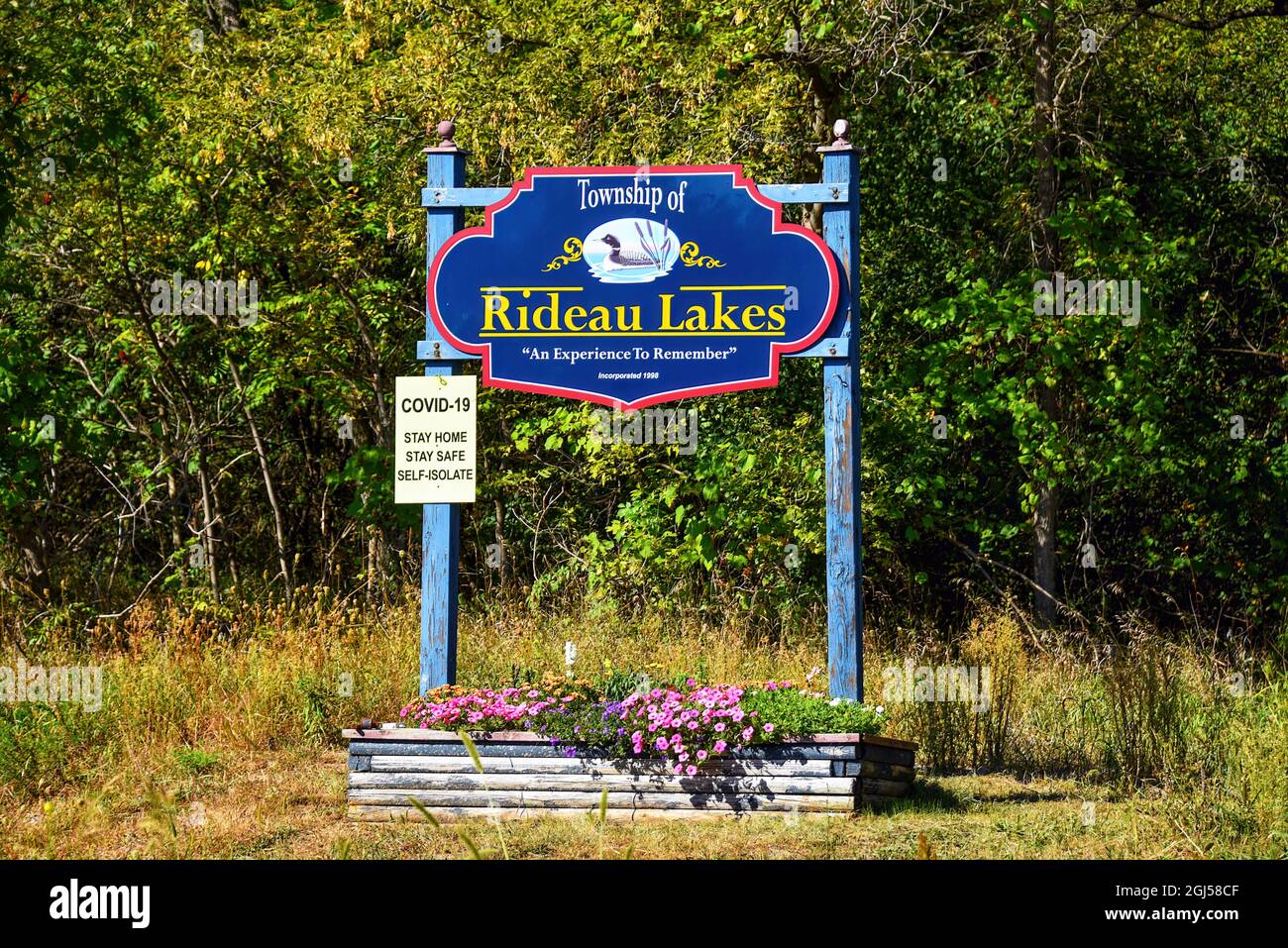 Rideau Lakes, Canada - 4 settembre 2021: Benvenuti a Rideau Lakes, una piccola città dell'Ontario orientale, con un cartello sulle precauzioni di Covid-19. Foto Stock