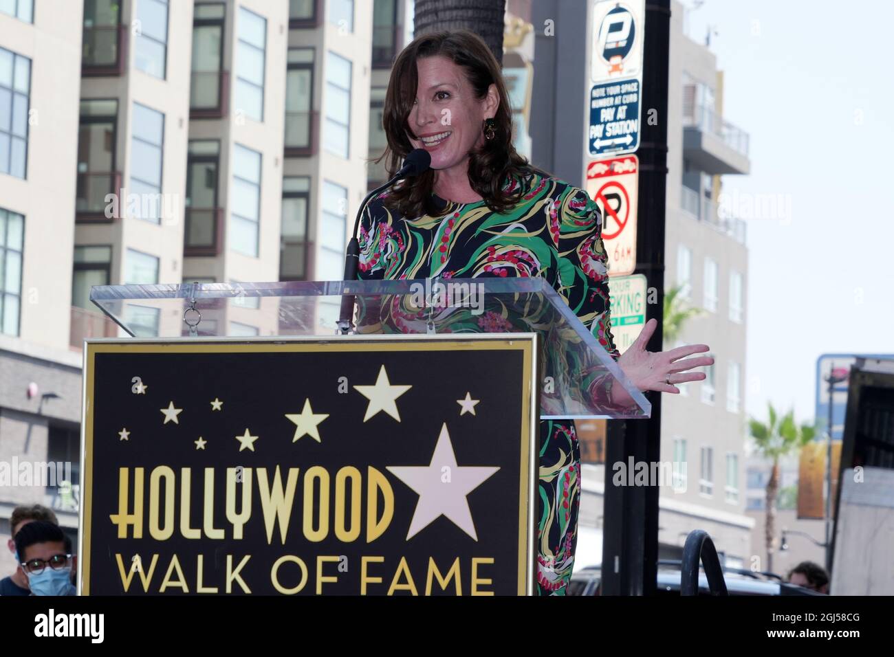 Hollywood Walk of Fame presidente del bordo Nicole Mihalka parla ad una cerimonia per svelare l'inizio della personalità radio Kurt Alexander aka Big Bo. Mer Foto Stock
