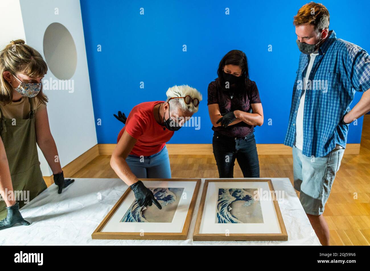 Londra, Regno Unito. 8 settembre 2021. 2 versioni della stampa più celebrata di Katsushika Hokusai sotto l'onda di Kanagawa (1831), popolarmente chiamata la Grande onda prima che siano installate sul muro. Questa è la prima volta che il British Museum mostra più di una Grande onda alla volta. Faranno parte della prossima mostra - Hokusai: Il grande libro fotografico di tutto, che si aprirà il 30 settembre, che comprende oltre 100 disegni recentemente riscoperti da artista giapponese. Credit: Guy Bell/Alamy Live News Foto Stock