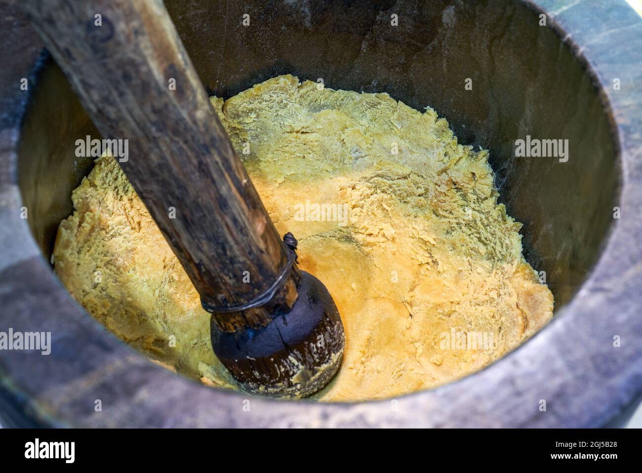 Torta di fagioli mung fatta a mano per preparare gli utensili per spuntini classici a Guangxi, Cina Foto Stock