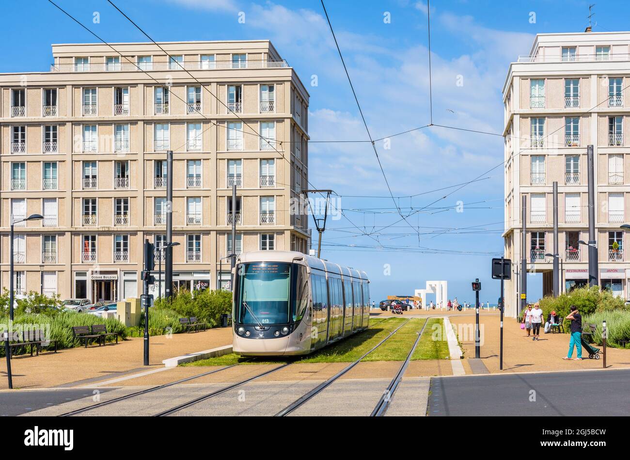 Un tram a le Havre, Francia, attraversando il complesso di edifici 'Porte Oceane' di Auguste Perret. Foto Stock