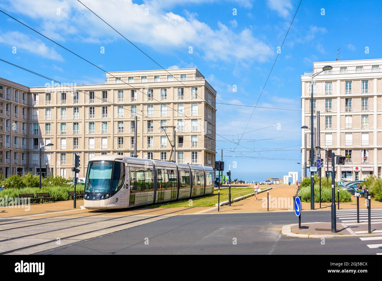 Un tram a le Havre, Francia, attraversando il complesso di edifici 'Porte Oceane' di Auguste Perret. Foto Stock
