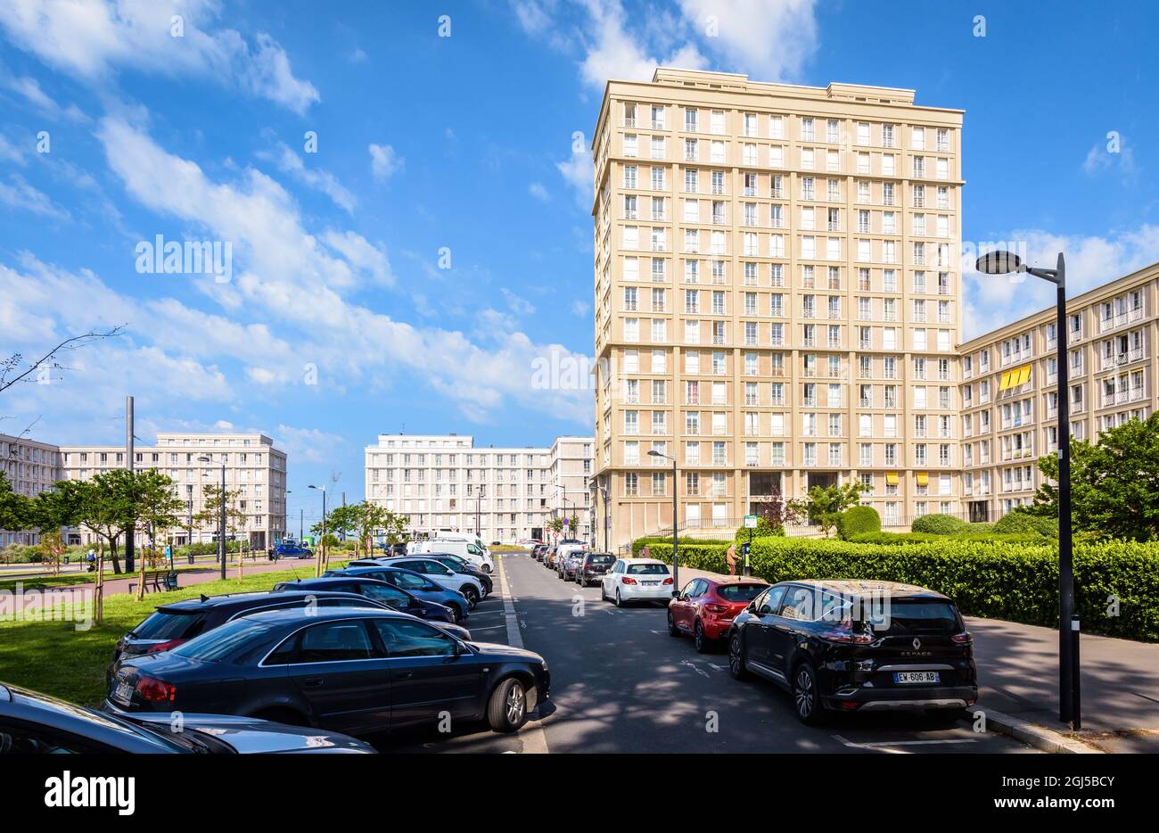 Torre Nord del complesso di 'Porte Oceane' a le Havre, Francia, completato nel 1956, opera dell'architetto francese Auguste Perret. Foto Stock