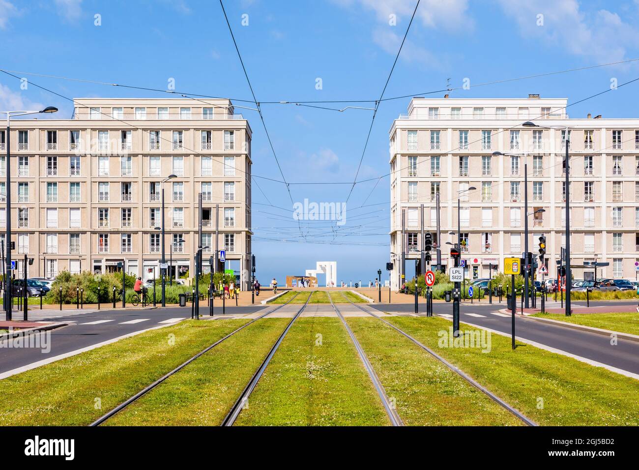 Il viale Foch di le Havre, Francia, utilizzato dalla funivia, attraversa il complesso di edifici 'Porte Oceane' di Auguste Perret. Foto Stock