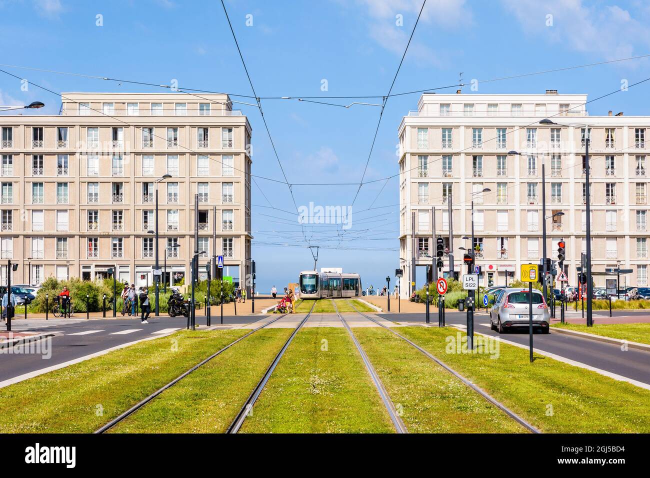 Il viale Foch di le Havre, Francia, utilizzato dalla funivia, attraversa il complesso di edifici 'Porte Oceane' di Auguste Perret. Foto Stock