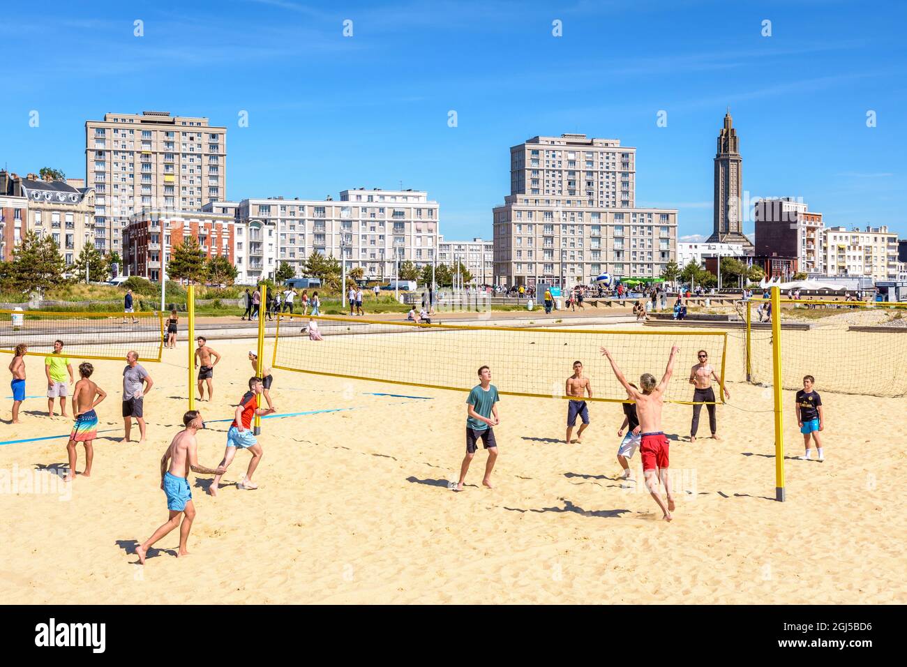 Beach volley e il complesso 'Porte Oceane' a le Havre, Francia. Foto Stock