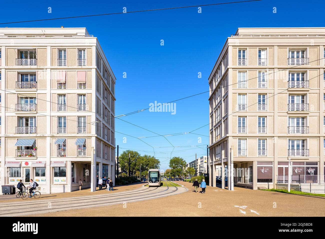 Un tram a le Havre, Francia, attraversando il complesso di edifici 'Porte Oceane' di Auguste Perret. Foto Stock