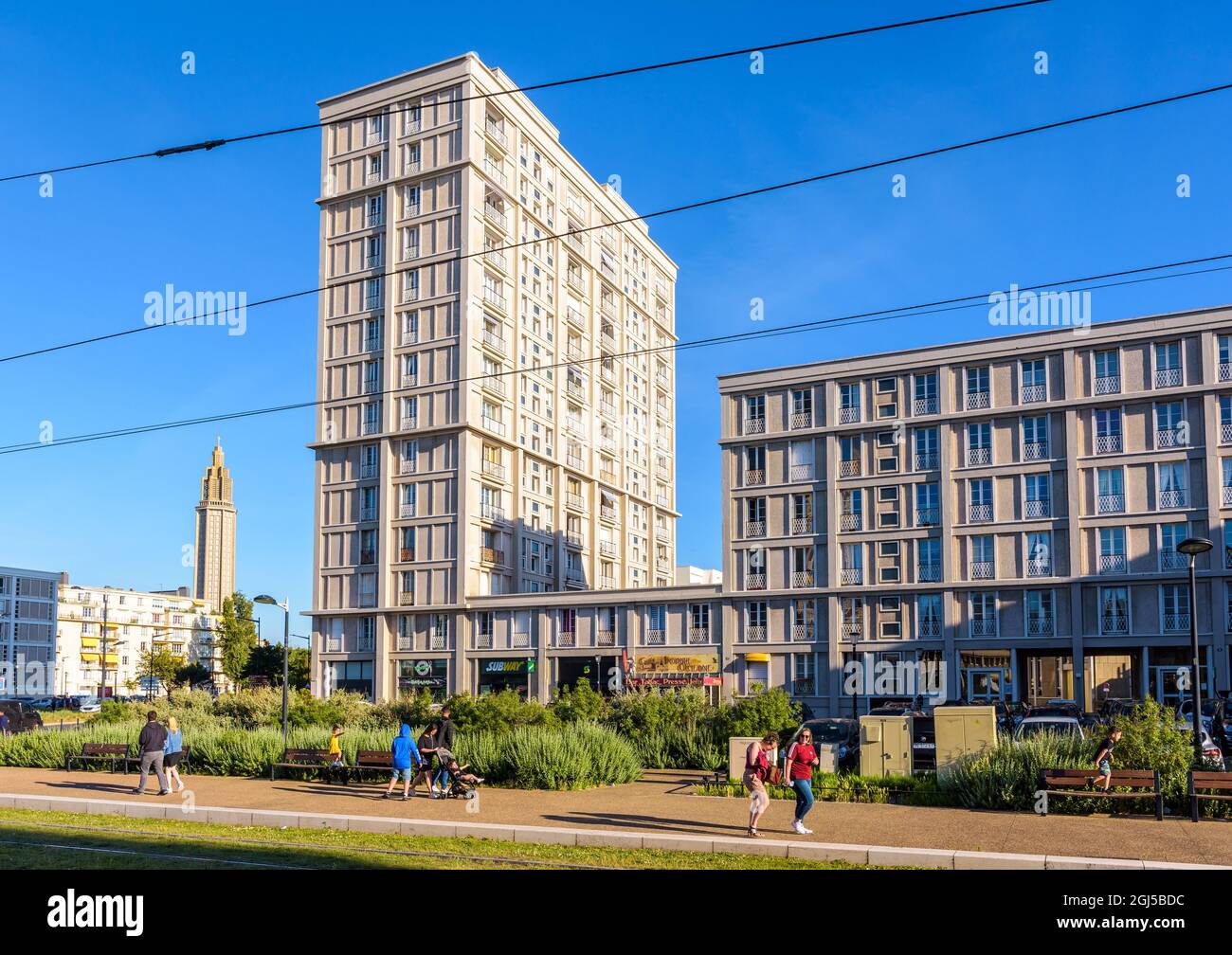 Il complesso di edifici 'Porte Oceane' e la chiesa di San Giuseppe a le Havre, Francia. Foto Stock