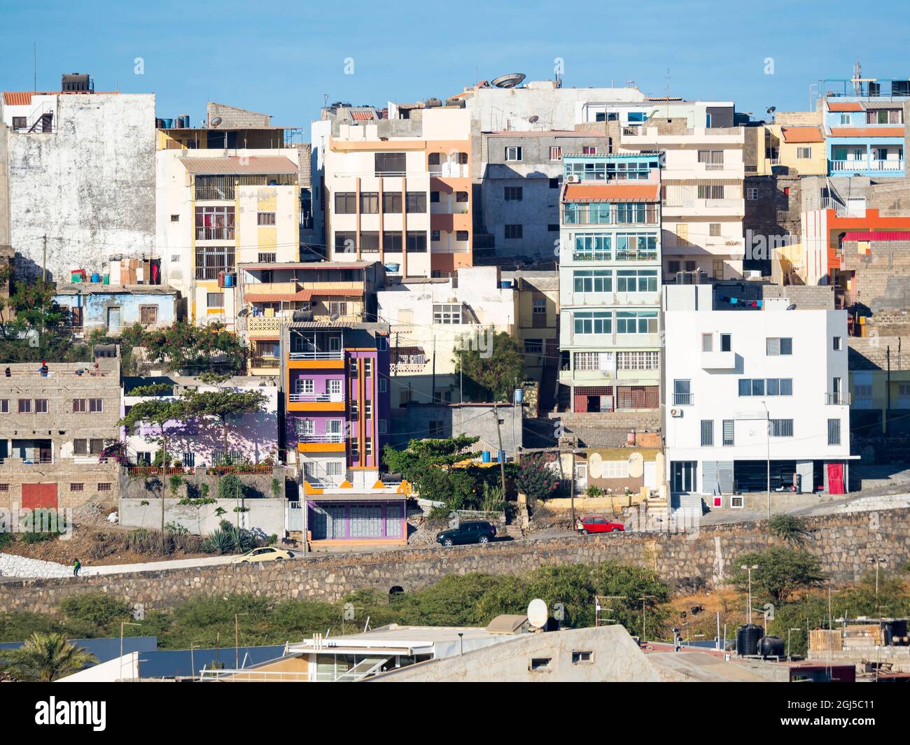 Vista della città da Platone verso i quartieri occidentali. La capitale Praia sull'isola di Santiago (Ilha de Santiago), Capo Verde nell'Equatoriale Atlantico. Foto Stock