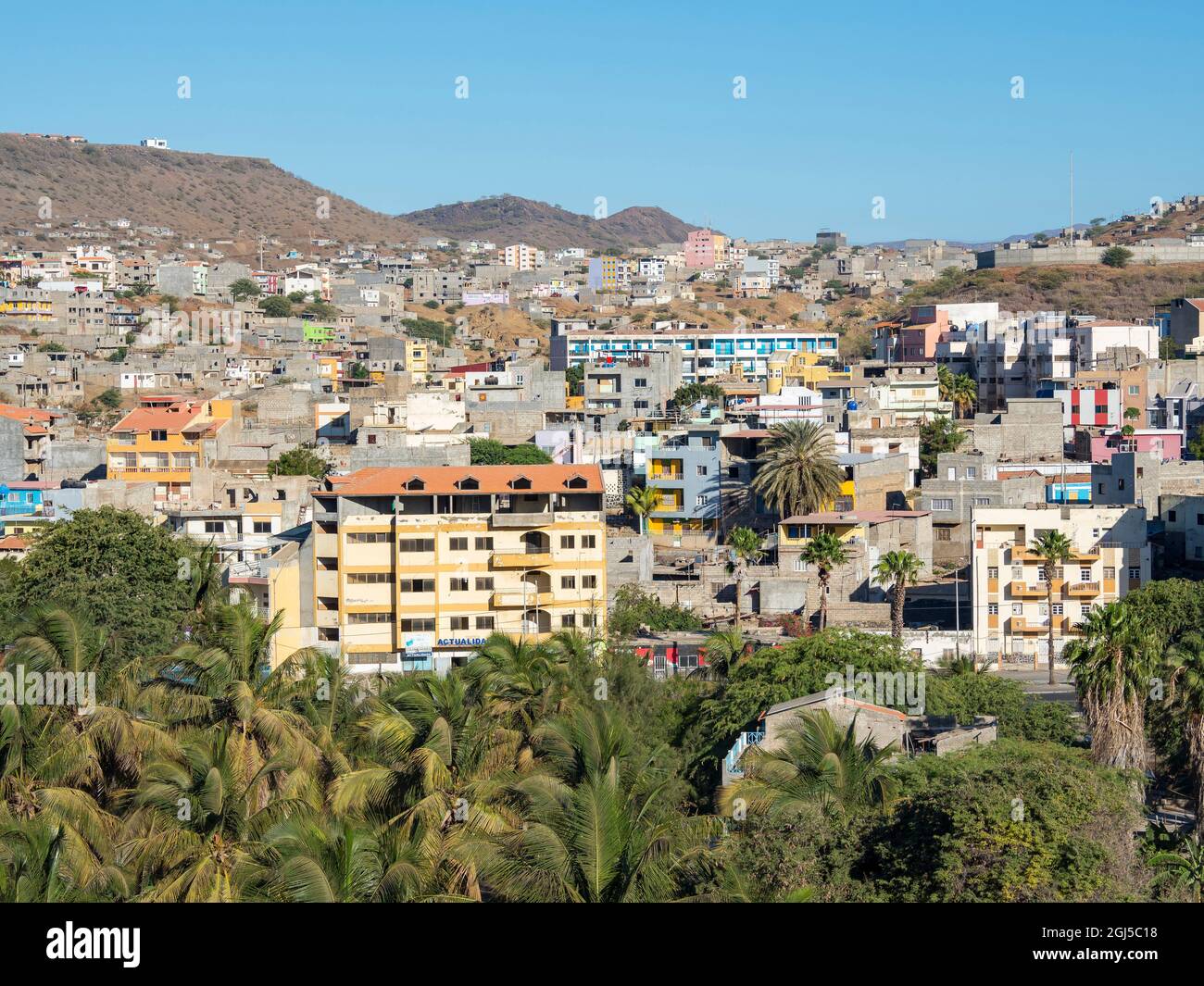 Vista della città da Platone verso i quartieri occidentali. La capitale Praia sull'isola di Santiago (Ilha de Santiago), Capo Verde nell'Equatoriale Atlantico. Foto Stock