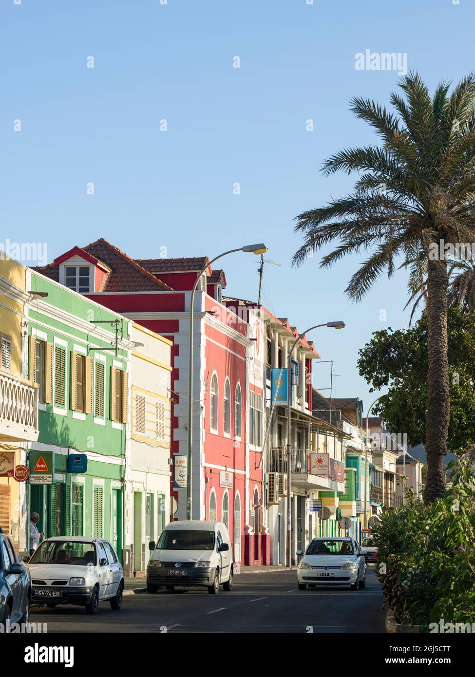 Rua de Praia o Avenida da Republica con vecchie case di società commerciali (armazens). Città Mindelo, un porto marittimo sull'isola Sao Vicente, Capo Verd Foto Stock