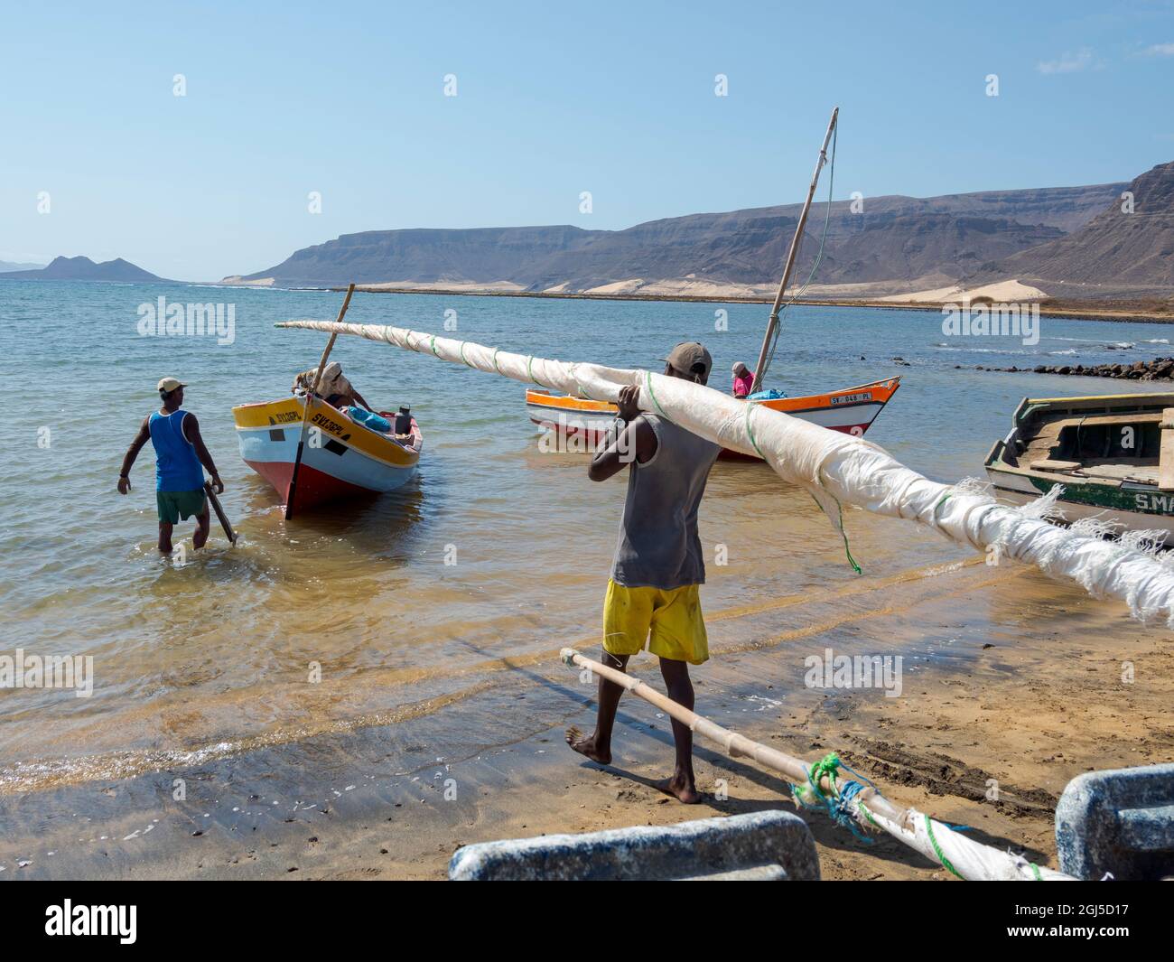 I pescatori si preparano a pescare con le tradizionali barche da pesca vicino a Baia das Gatas. Isola Sao Vicente, Capo Verde. Foto Stock