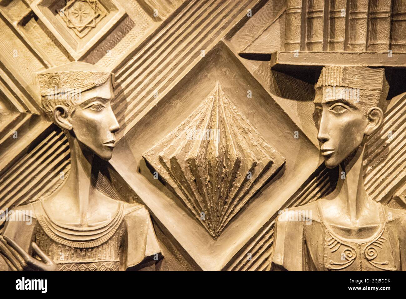 Egitto, spedizione sul Nilo, Alessandria, nuova Biblioteca di Alessandria. Scultura di 2 donne in profilo con libri sulla testa di una, intitolata 'la Famiglia li Foto Stock