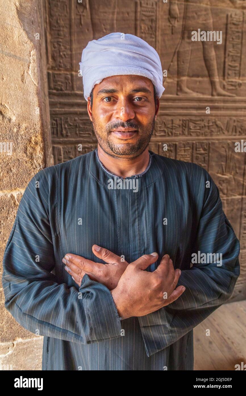 Africa, Egitto, Assuan. Settembre 21, 2018. Guardia al tempio in tradizionale abbigliamento di campagna e turbante. (Solo per uso editoriale) Foto Stock