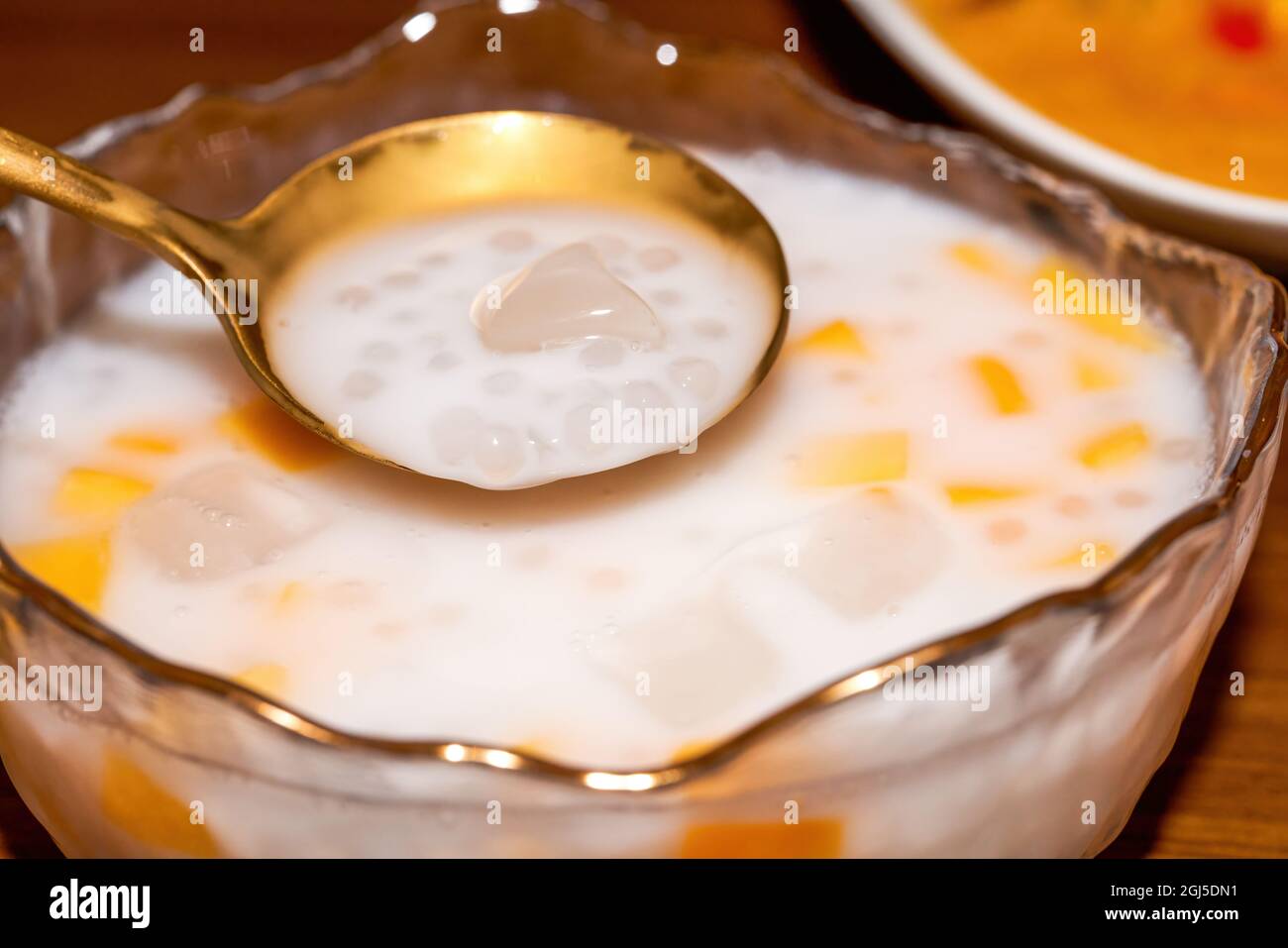 Delizioso dessert tailandese, sago di cocco mango Foto Stock