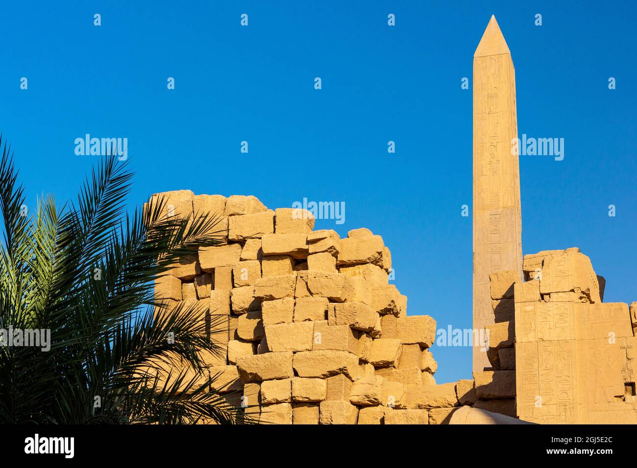 Egitto. Il Tempio di Karnak comprende un vasto mix di templi, cappelle, obelisco, piloni e altri edifici antichi sulla riva orientale del fiume Nilo vicino Foto Stock
