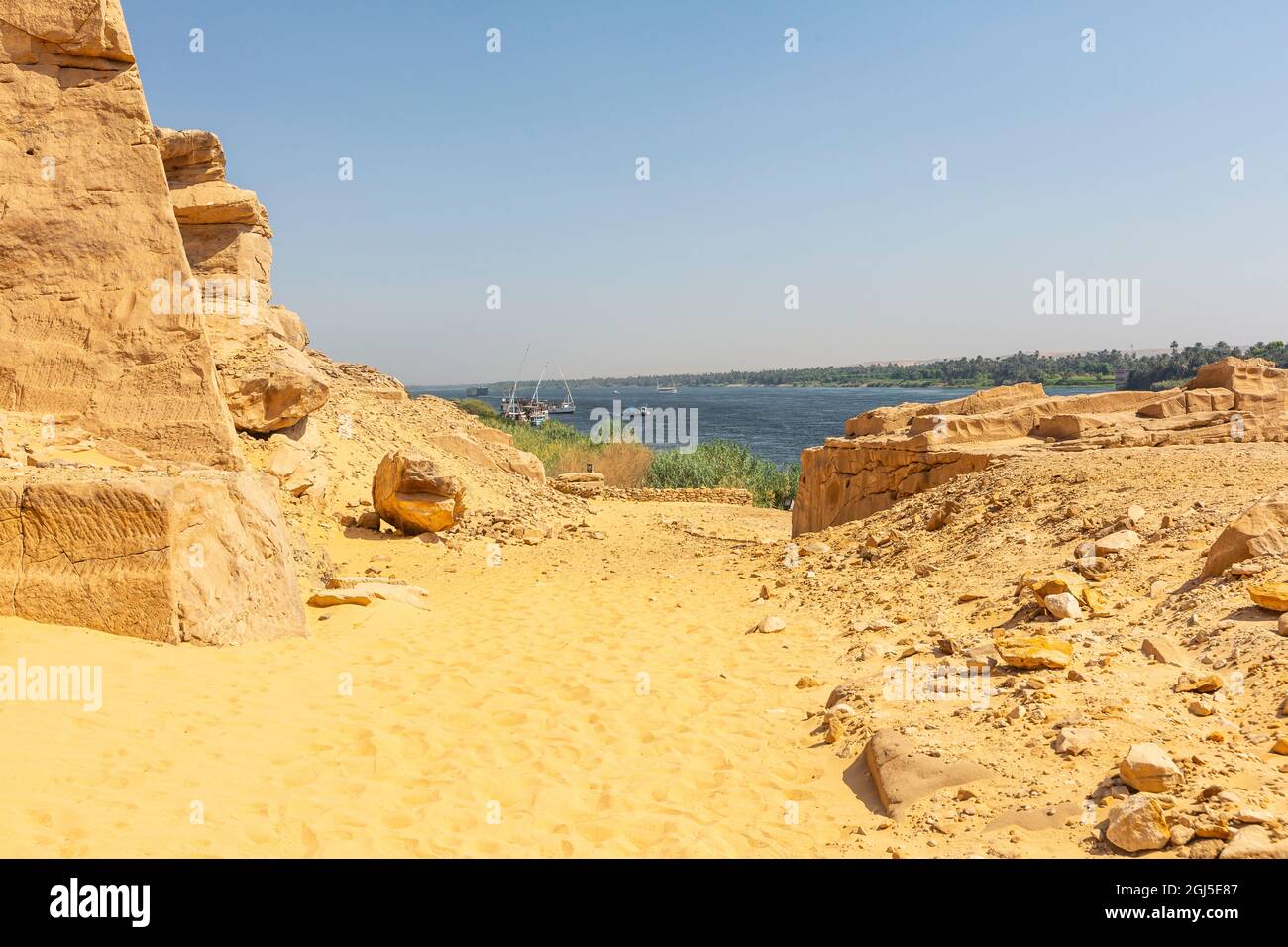Egitto. Gebel El Silsilila cave dove gli antichi Egiziani hanno ottenuto la pietra di sabbia per costruire templi. Le rovine sono uno dei pochi resti del settlem Foto Stock