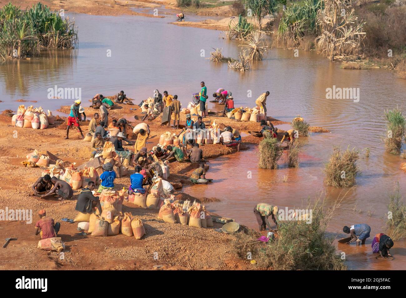 Africa, Madagascar, Regione di Atsimo-Andrefana. La gente guarda attraverso l'acqua dalla miniera di zaffiro per eventualmente trovare altre gemme. Foto Stock