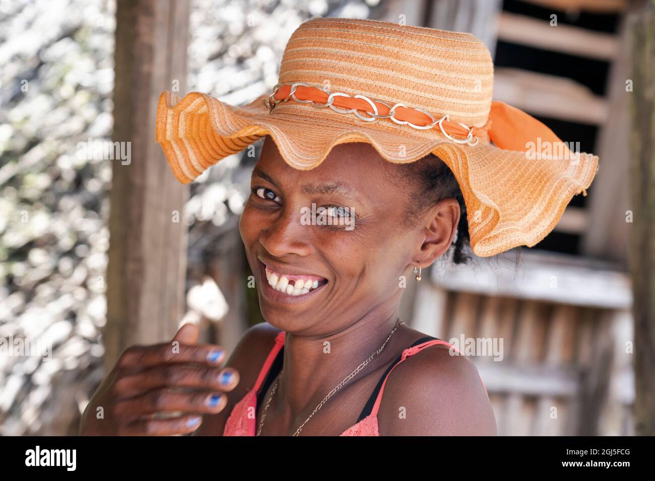 Africa, Madagascar, Vicino Andesite, Regione Alaotra-Mangoro. Ritratto di una donna malgascia nel cappello arancione. Foto Stock