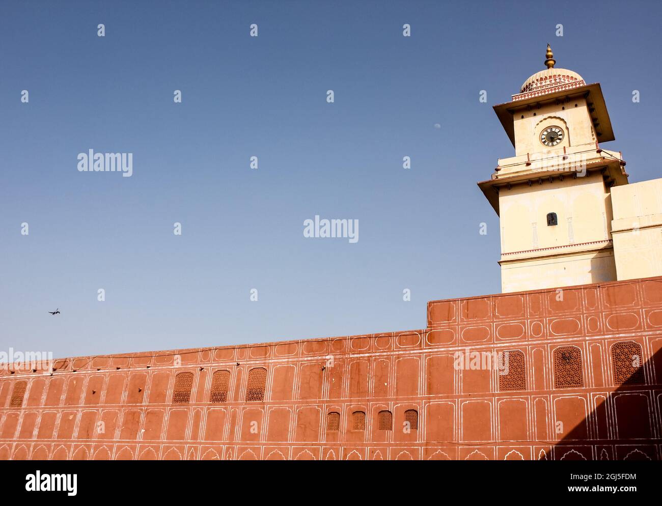 JAIPUR, INDIA - 30 maggio 2021: Jaipur, Rajasthan, India - 2012 febbraio: Le vecchie mura rosse dell'antico palazzo della città contro un cielo blu nella città o Foto Stock