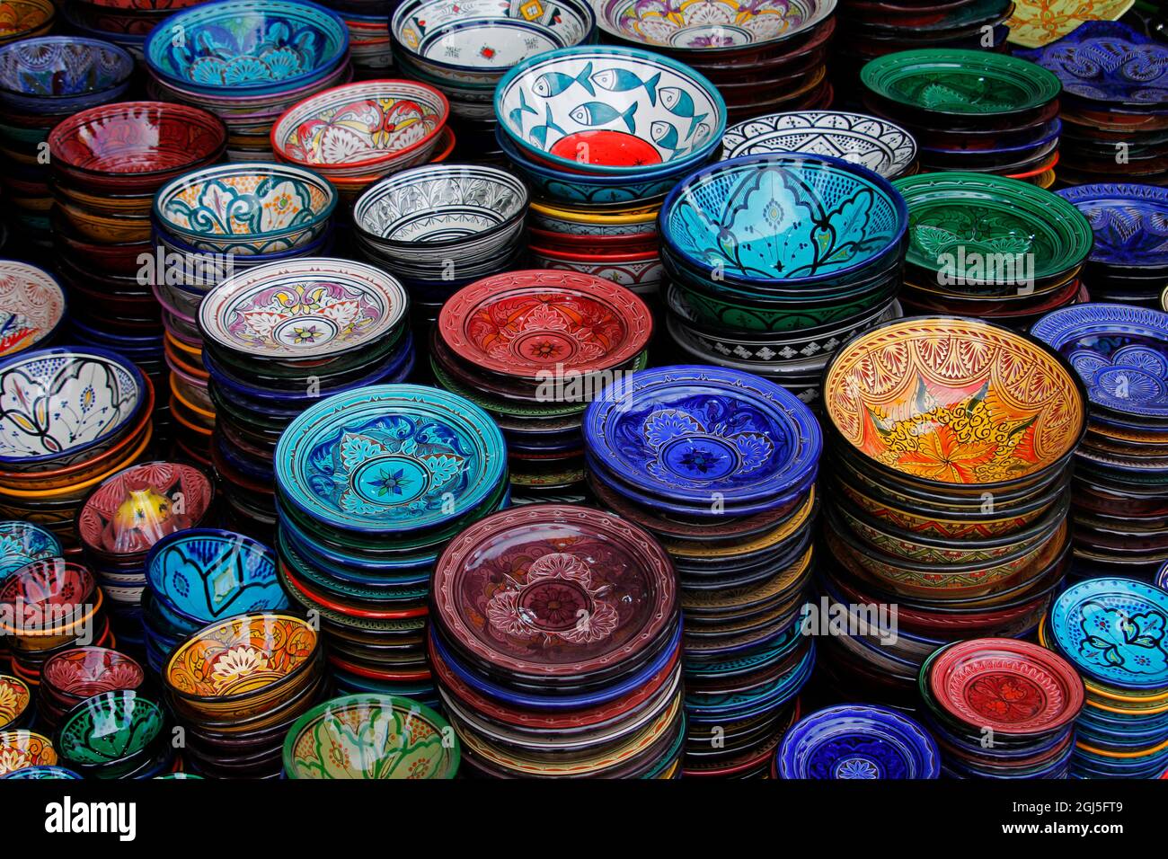 Africa, Marocco, Marrakech. Piatti marocchini in ceramica smaltata dipinta  a mano Foto stock - Alamy