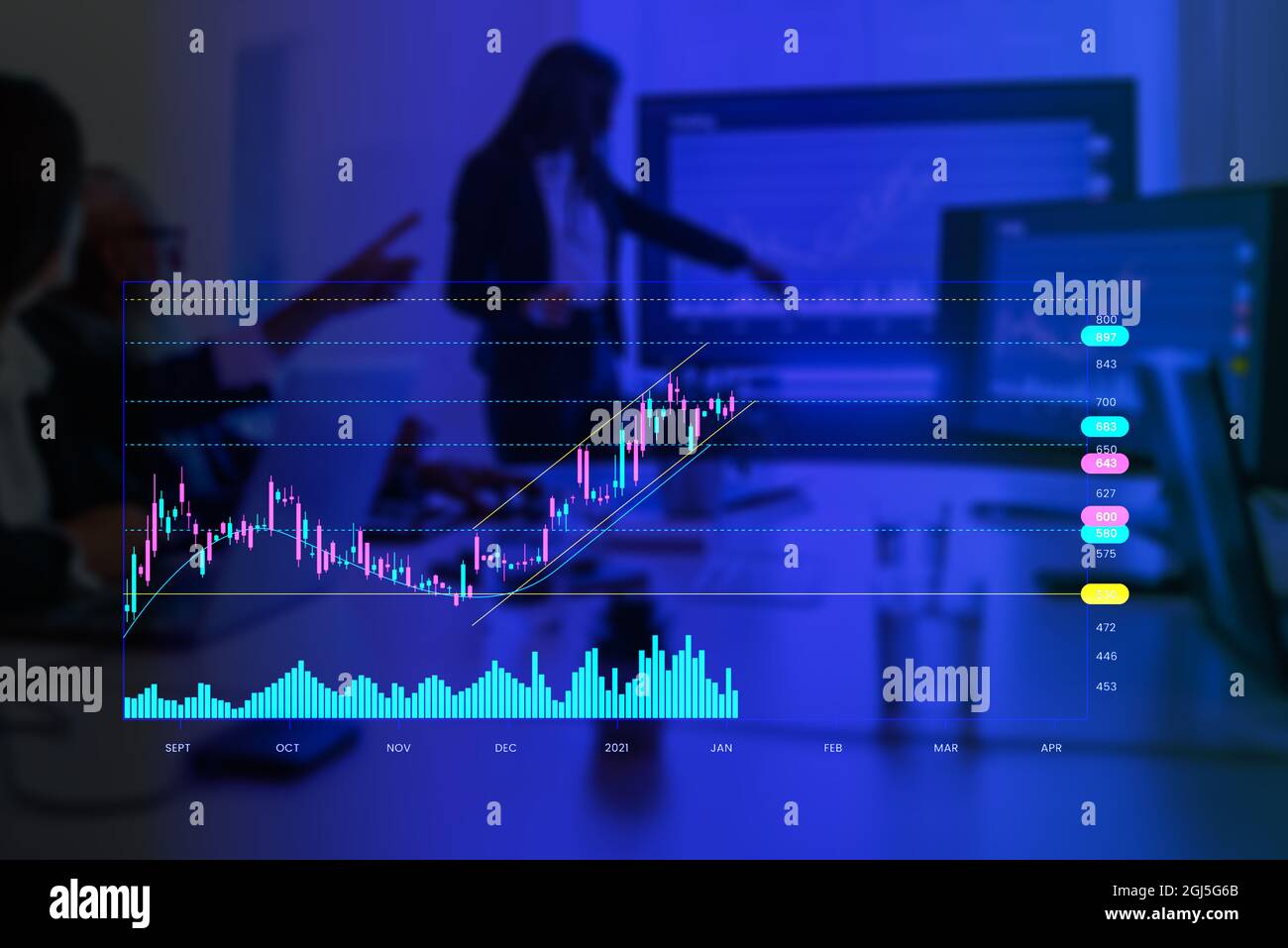 Uomini e donne d'affari maturi parlano nella sala conferenze d'ufficio. Seduti e in piedi guardano verso i proiettori. Foto Stock