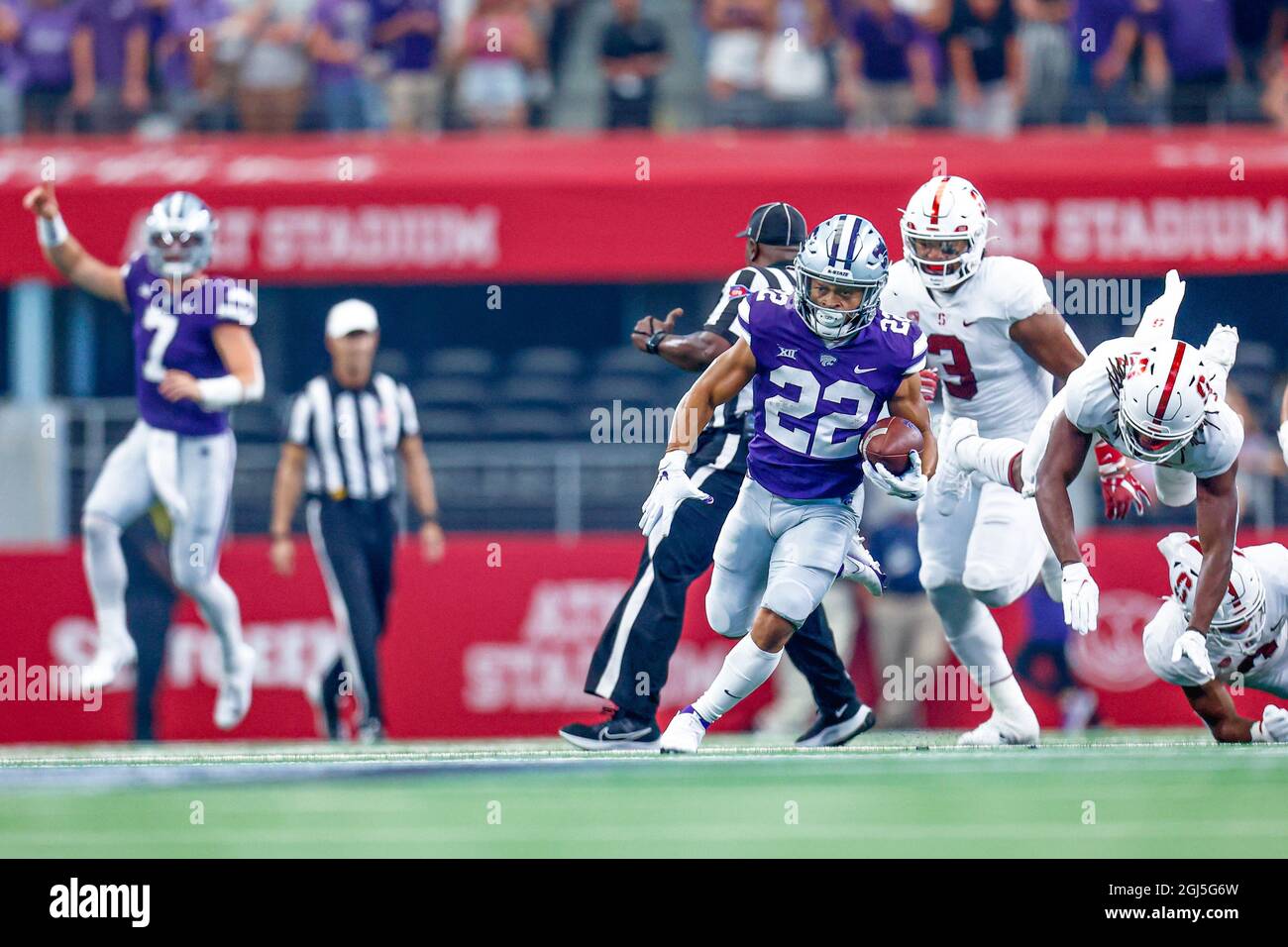 Il Kansas state Running back Deuce Vaughn (22) corre 59 metri circa per un touchdown nella prima metà di una partita di football dell'NCAA College contro Stanford in Arlin Foto Stock