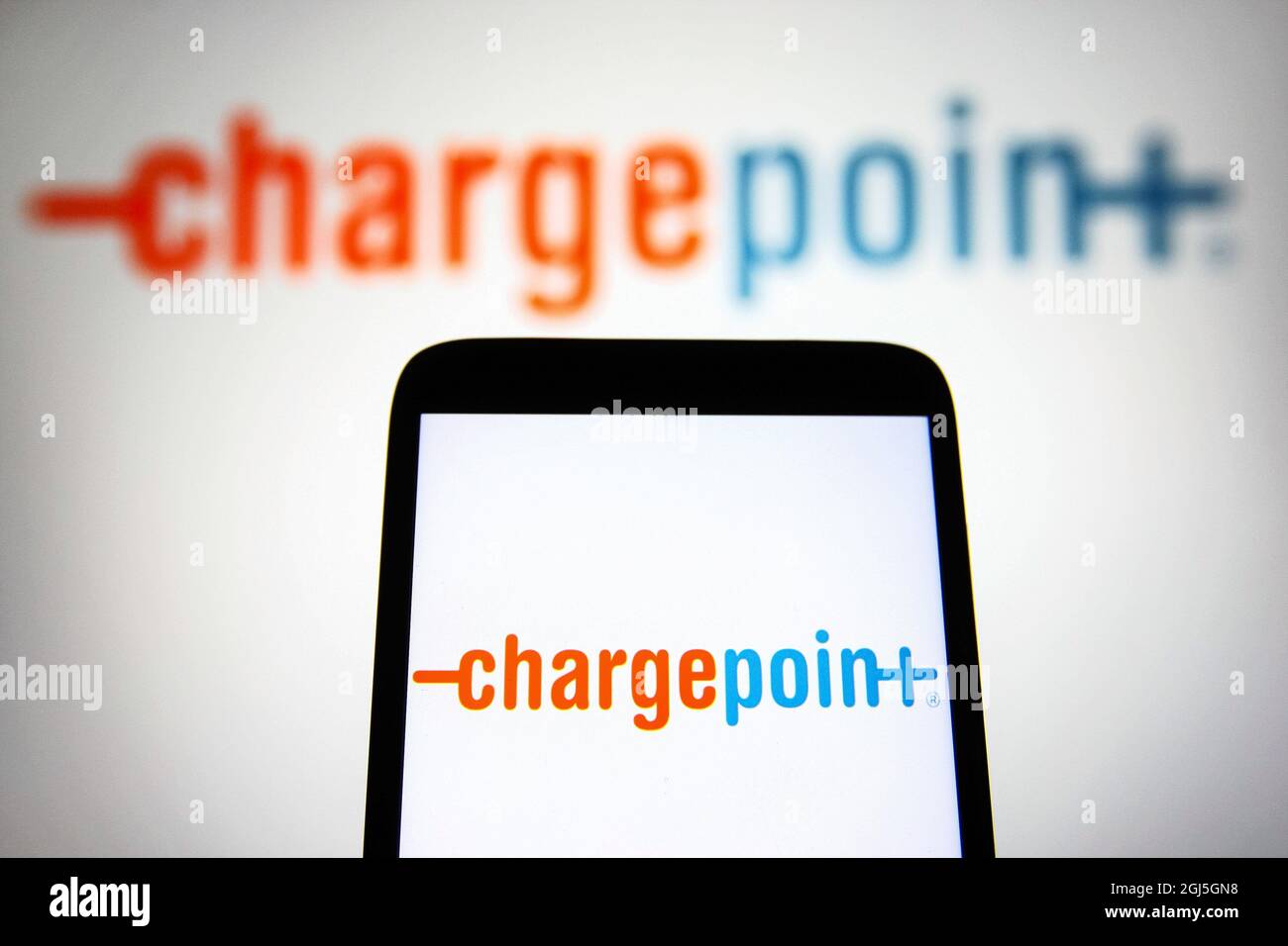 In questa figura, il logo ChargePoint Holdings viene visualizzato sullo schermo di uno smartphone e di un pc. (Foto di Pavlo Gonchar / SOPA Images/Sipa USA) Foto Stock