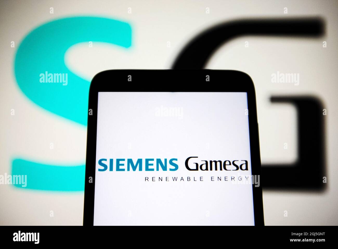 In questa foto, il logo Siemens Gamesa Renewable Energy SA viene visualizzato sullo schermo di uno smartphone. (Foto di Pavlo Gonchar / SOPA Images/Sipa USA) Foto Stock