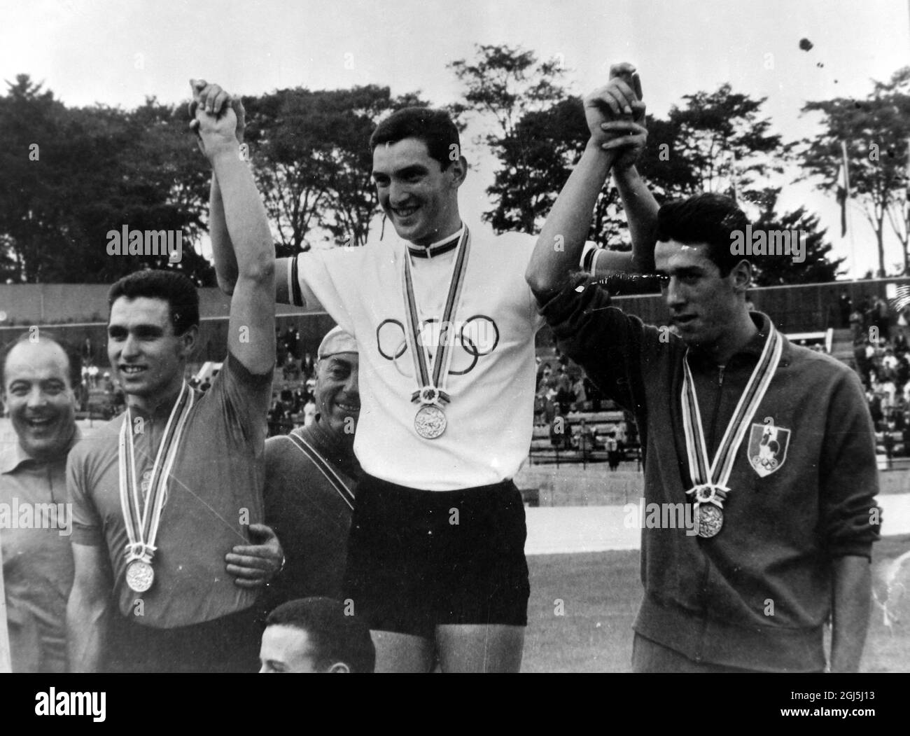 OLIMPIADI, GIOCHI OLIMPICI DI SPORT - LA XVIII OLYMPIADE A TOKYO, GIAPPONE - CICLISMO ITALYS PATTENELLA ALZARE LE MANI SECONDI CLASSIFICATI ; 21 OTTOBRE 1964 Foto Stock