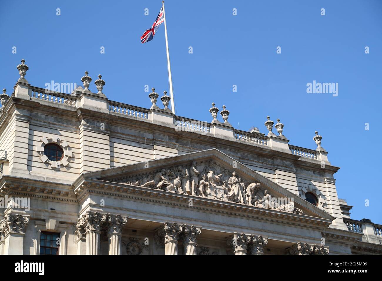 Palazzo del Tesoro governativo all'angolo tra Great George Street e Whitehall, Londra, Regno Unito Foto Stock