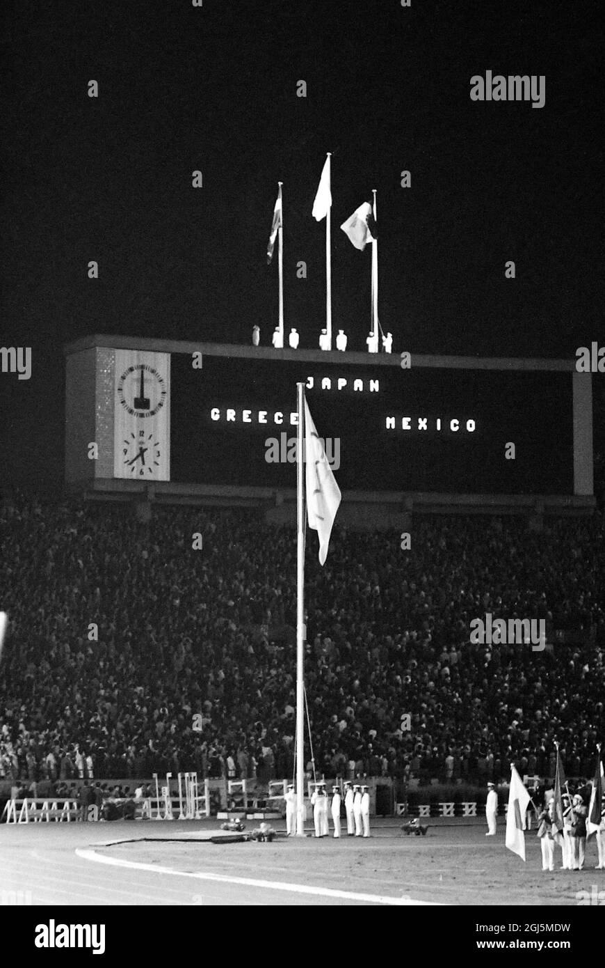 25 OTTOBRE 1964 l'abbassamento della bandiera olimpica durante la cerimonia di chiusura dei XVIII Giochi olimpici di Tokyo, Giappone. Foto Stock