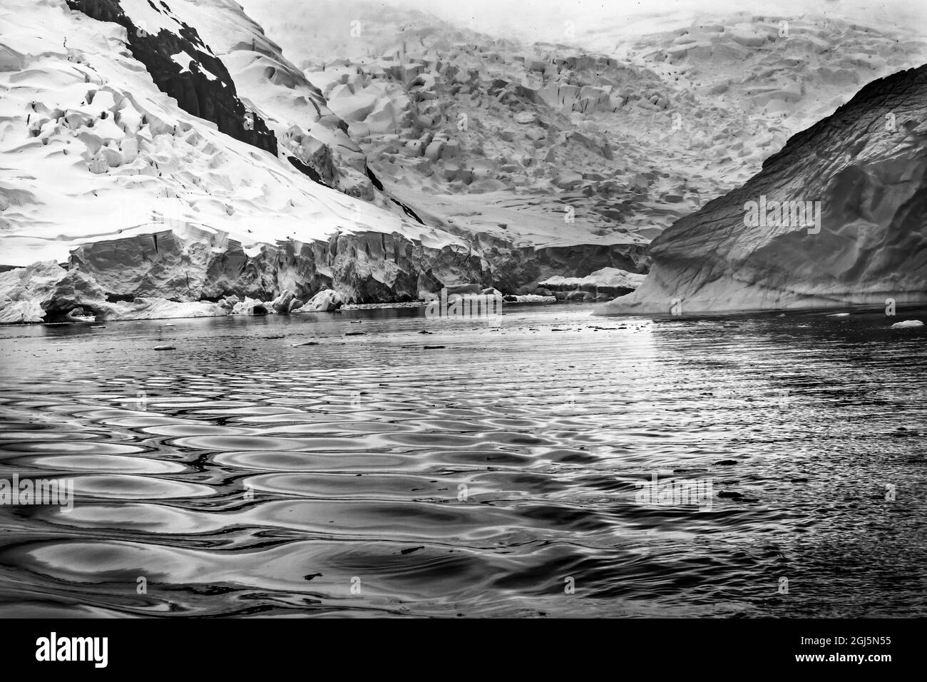 Ghiacciaio bianco e nero, Paradise Bay, Skontorp Cove, Antartide. il ghiacciaio è blu perché l'aria è schiacciata dalla neve. Foto Stock