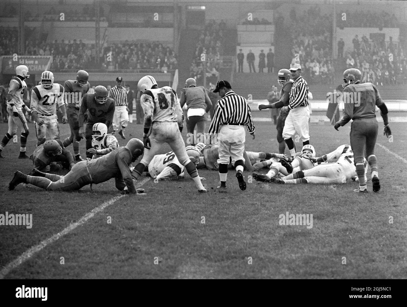 21 NOVEMBRE 1964 football americano nello stadio della città bianca che mostra il campionato USAF tra i 'pulcini' della RAF ChickSands, Inghilterra e i 'Rockets' della base aerea Rhein Main in Germania. Londra, Inghilterra. Foto Stock