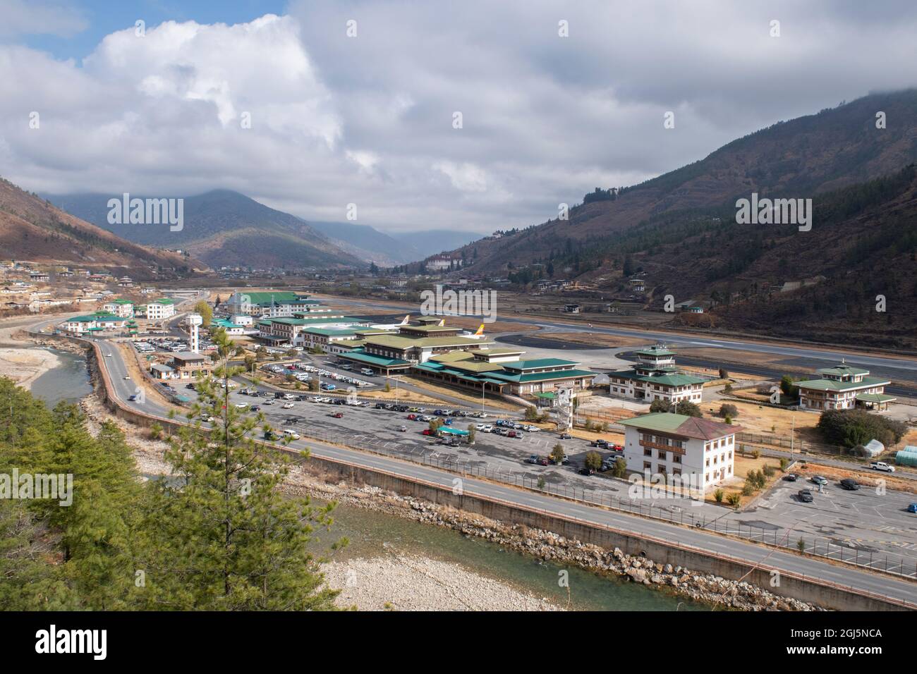 Bhutan, Paro. Aeroporto Internazionale Paro Valley. Situato in una valle profonda a oltre 10,000 metri, è considerato uno degli aeroporti più impegnativi della zona Foto Stock