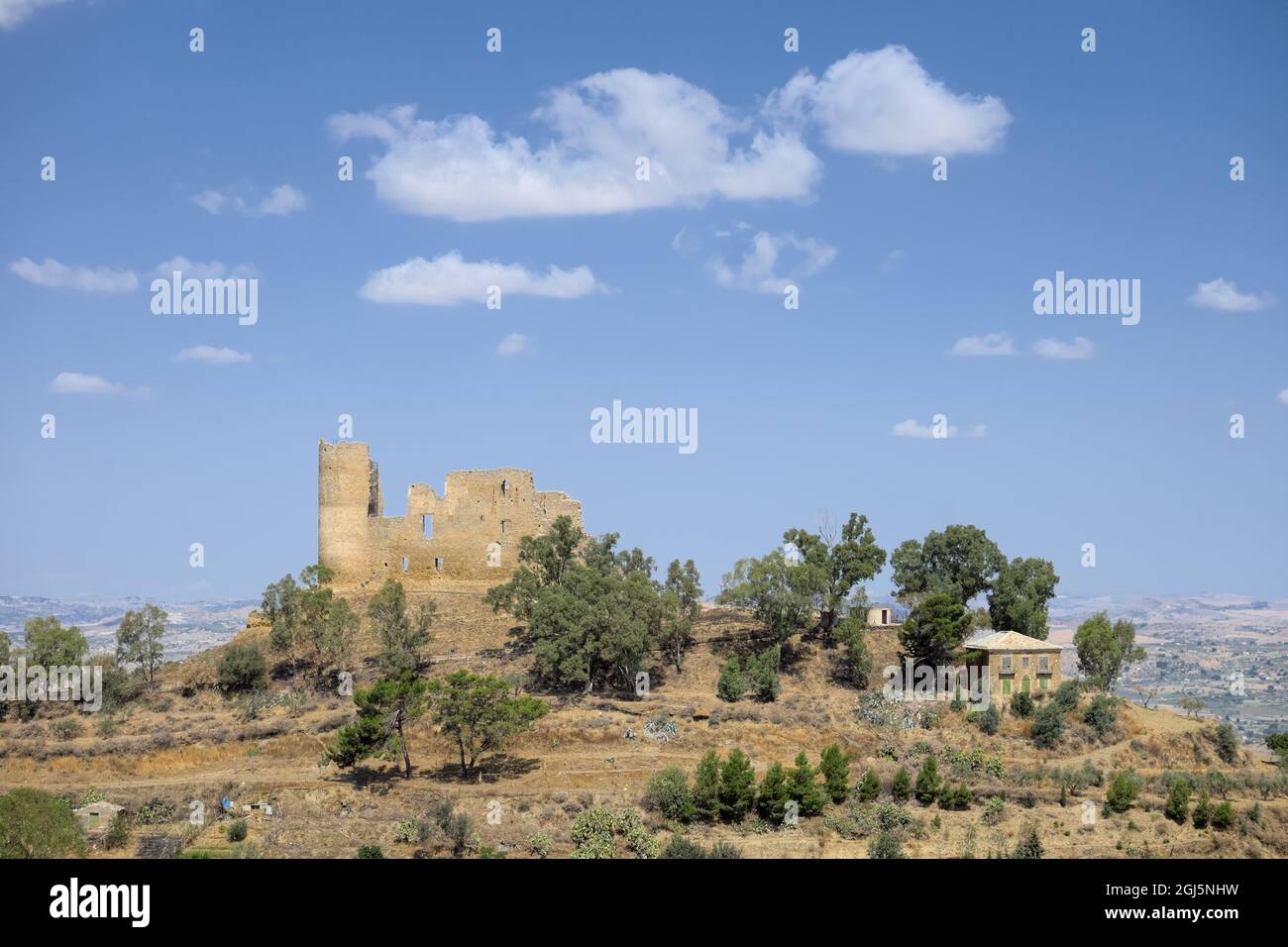 Storico castello di Sicilia nel comune di Mazzarino (Caltanissetta) contro il cielo blu con nuvole bianche Foto Stock