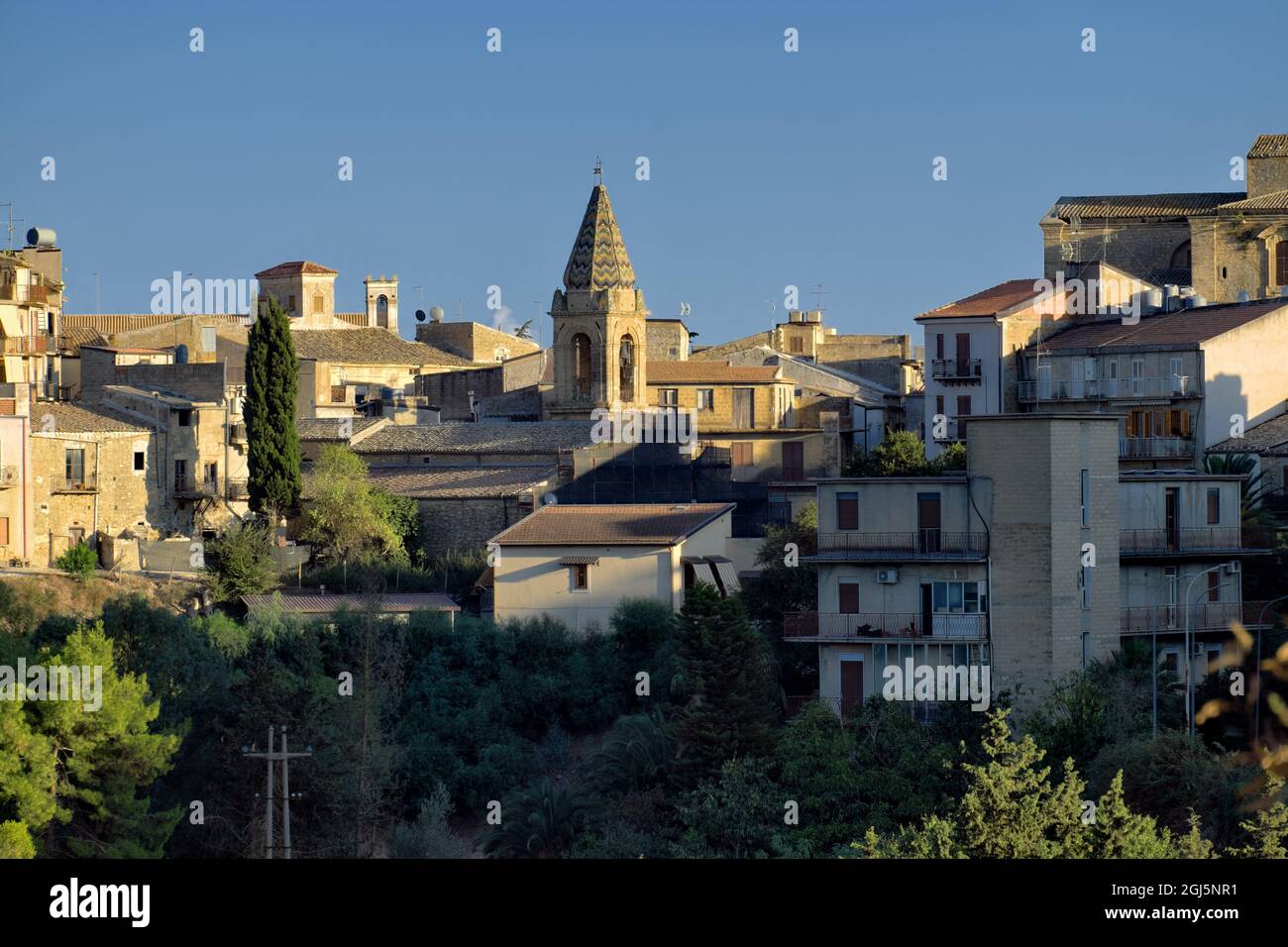 Cultura e architettura in Sicilia vista sulle case e sul campanile di Mazzarino (Caltanissetta) Foto Stock