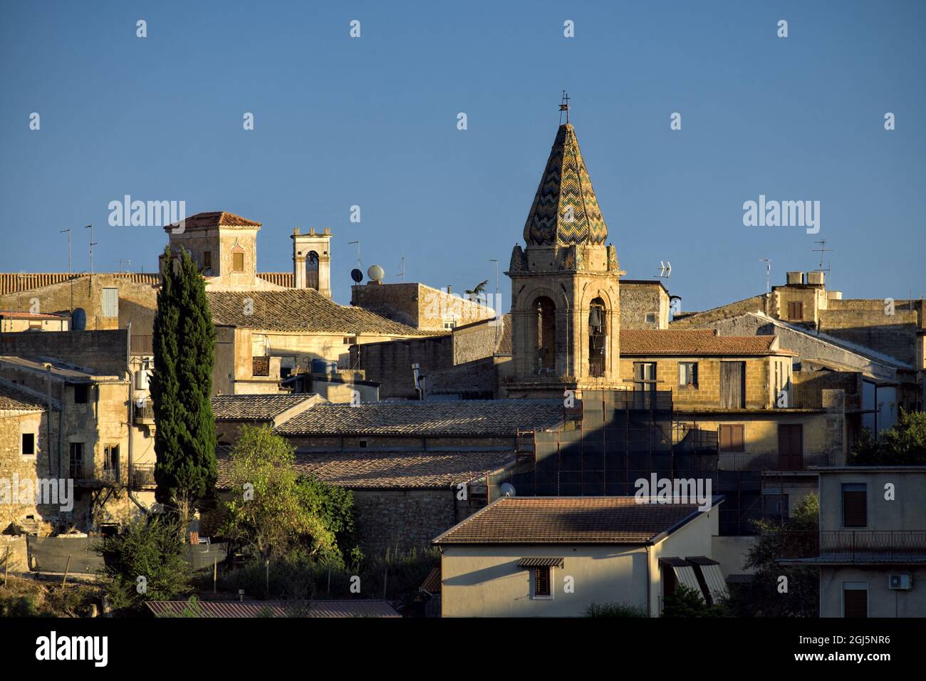 Cultura e architettura in Sicilia vista sulle case e sul campanile di Mazzarino (Caltanissetta) Foto Stock