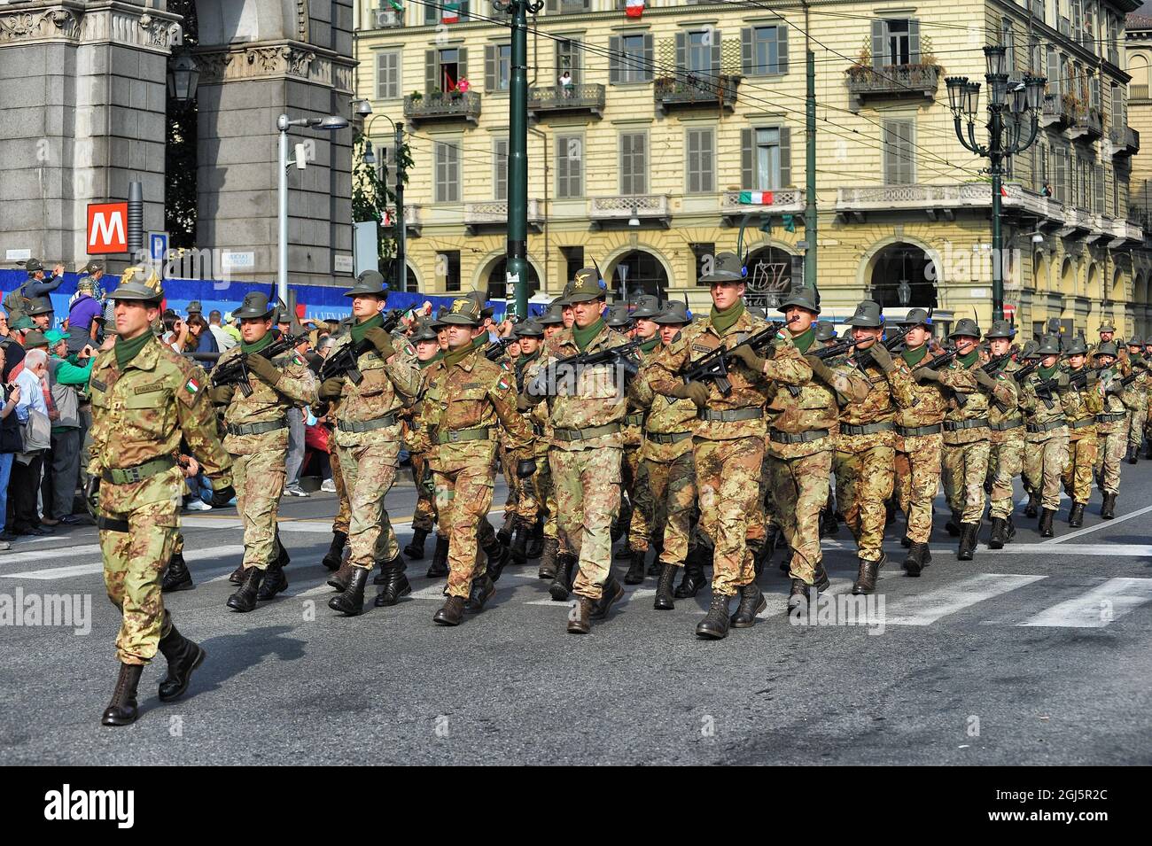 TORINO, ITALIA - 08 maggio 2011: Le forze militari alpine italiane durante la sfilata. Torino, Italia. Foto Stock