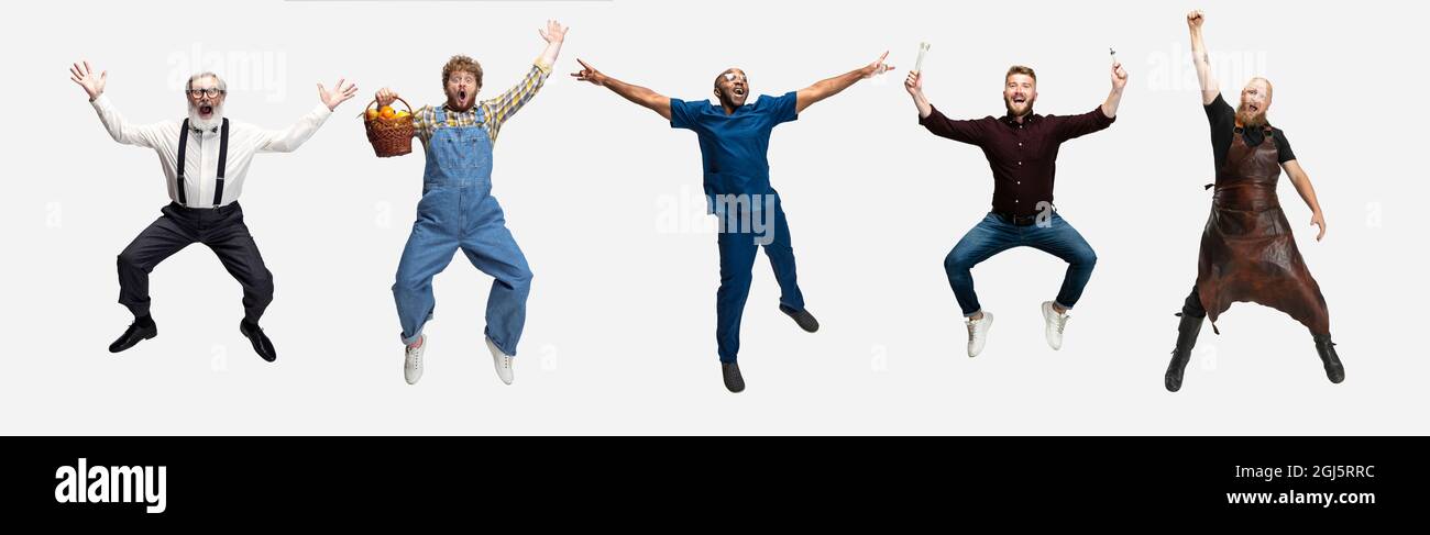 Collage di uomini felici, professore, agricoltore, medico, smith e architector jumping isolato su sfondo bianco studio. Volantino orizzontale, collage Foto Stock
