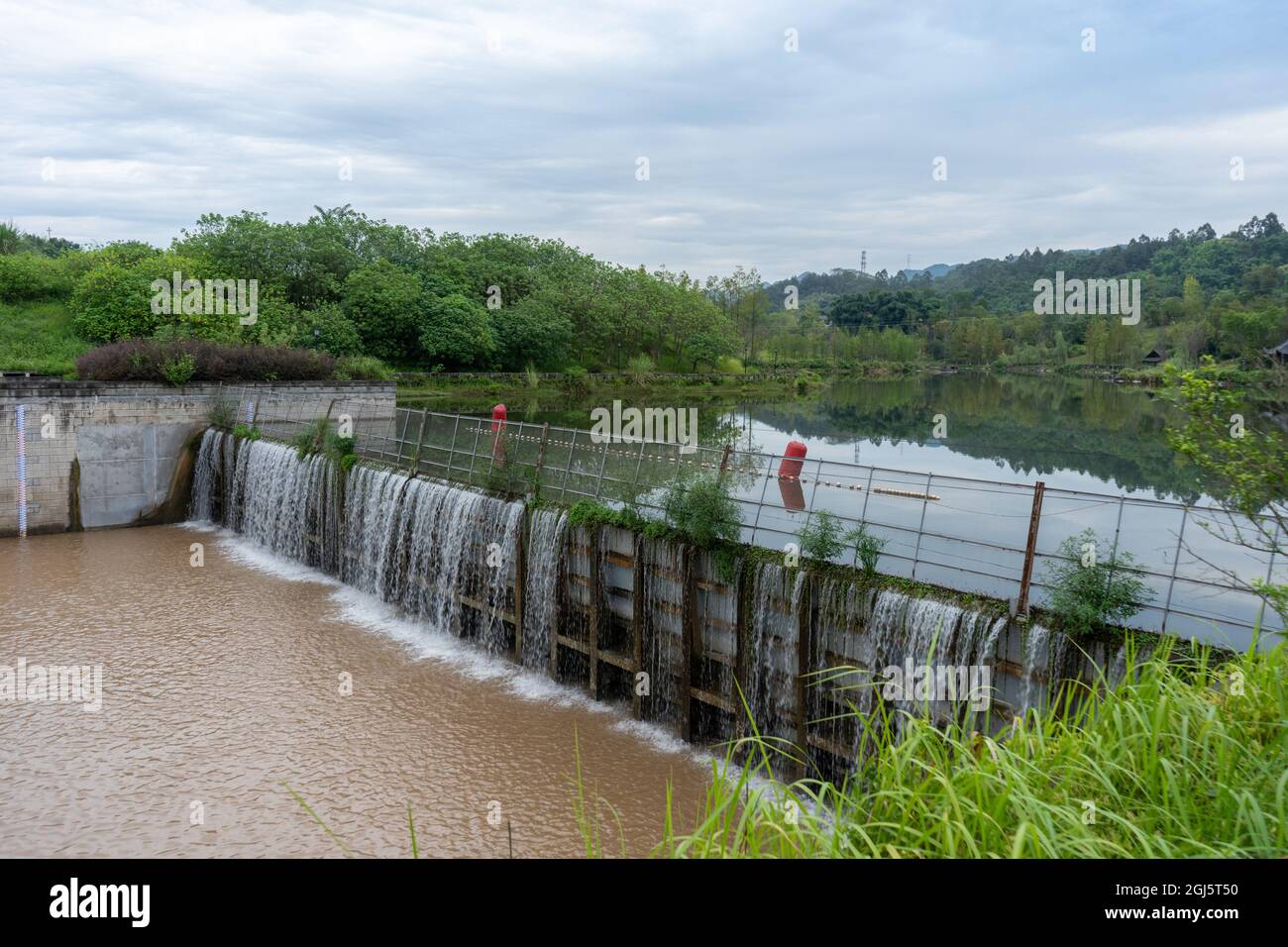 Chongqing, Chongqing, Cina. 9 Settembre 2021. L'8 settembre 2021, Chongqing, all'incrocio tra il fiume Yulin e il fiume Gaodong nel nuovo distretto di Liangjiang, era ''chiaramente separato''. La diga piccola era come un POT caldo di sapori doppi, dividendo il upstream e downstream in two.IT è compreso che con l'arrivo della stagione di alluvione, il livello di acqua del fiume di Yulin aumenta, la quantità di sabbia nell'acqua aumenta, e l'acqua continua a diventare torbida. Il fiume Gaodong sull'altro lato della diga è intaccato, limpido e verde. (Credit Image: © SIPA Asia via ZUMA Pr Foto Stock