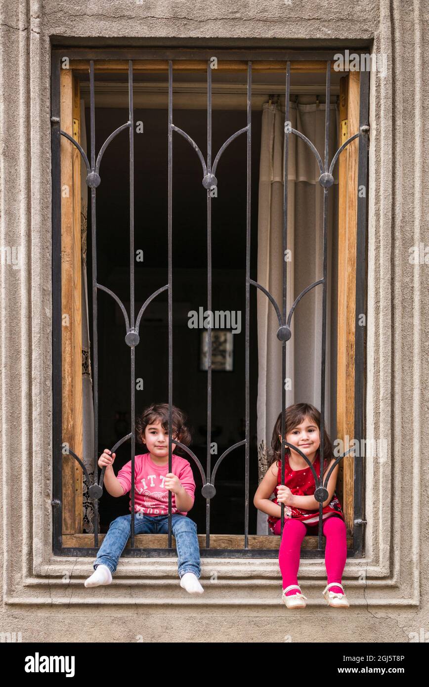 Georgia, Tbilisi. Città vecchia, due piccole ragazze nella finestra. Foto Stock