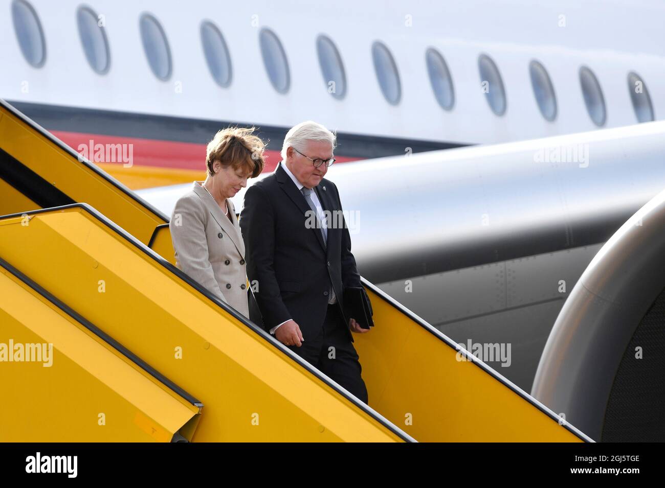 Il presidente tedesco Frank-Walter Steinmeier e Elke Büdenbender arrivano all'aeroporto di Kiruna, Svezia, il 9 settembre 2021. Il presidente federale tedesco è in visita di Stato di tre giorni in Svezia. Foto: Anders Wiklund / TT code 10040 Foto Stock