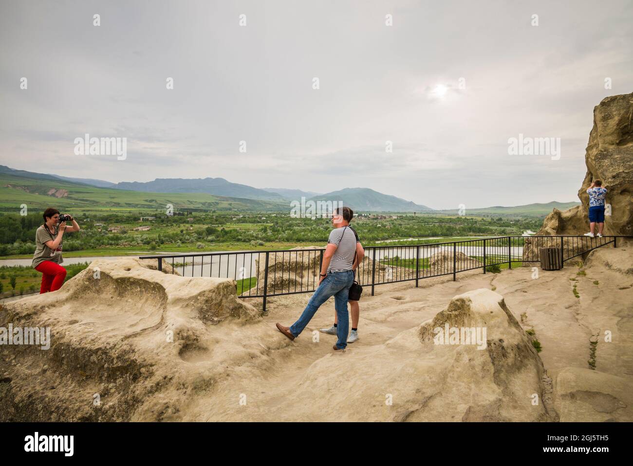 Georgia, Uplistsikhe. i visitatori della città grotta del 7 ° secolo. Foto Stock