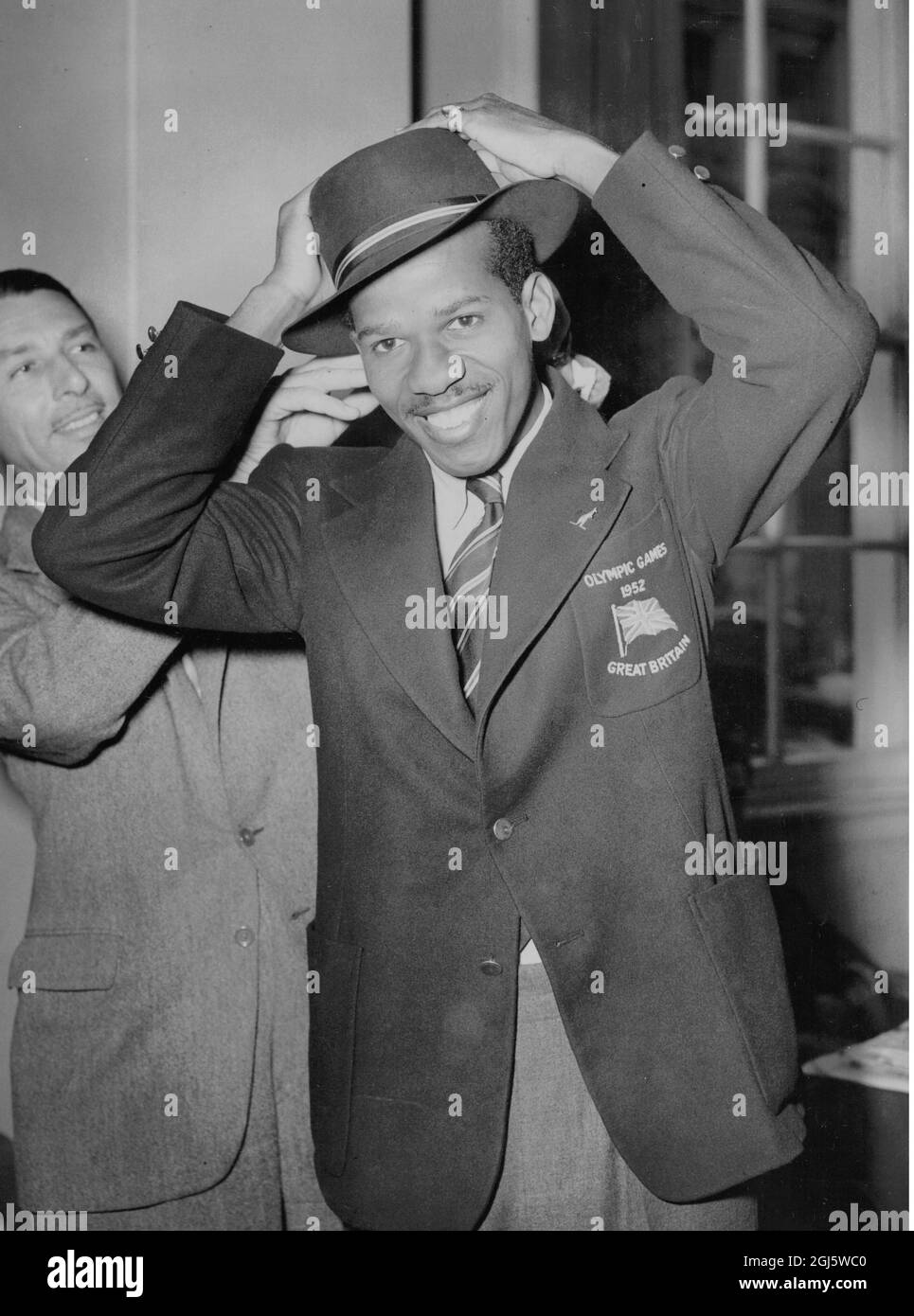 Emmanuel McDonald Bailey prova sul suo nuovo cappello olimpico 1952 Foto  stock - Alamy