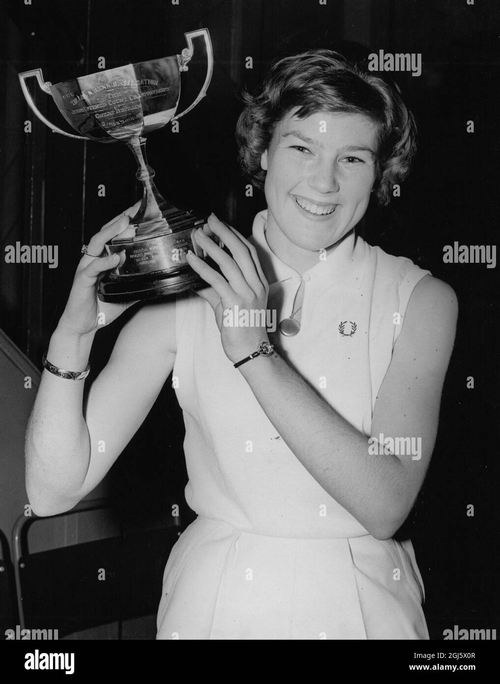 Vincitore della finale Girls Singles Miss R A Blakelock con la sua coppa - Trofeo 1960 Foto Stock