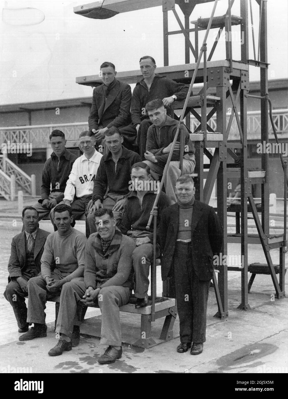 La squadra olimpica britannica di boxe al loro campo di allenamento . Joe Bowker , assistente addestratore è in piedi sulla destra delle schede di immersione. 1 ago 1936 Foto Stock