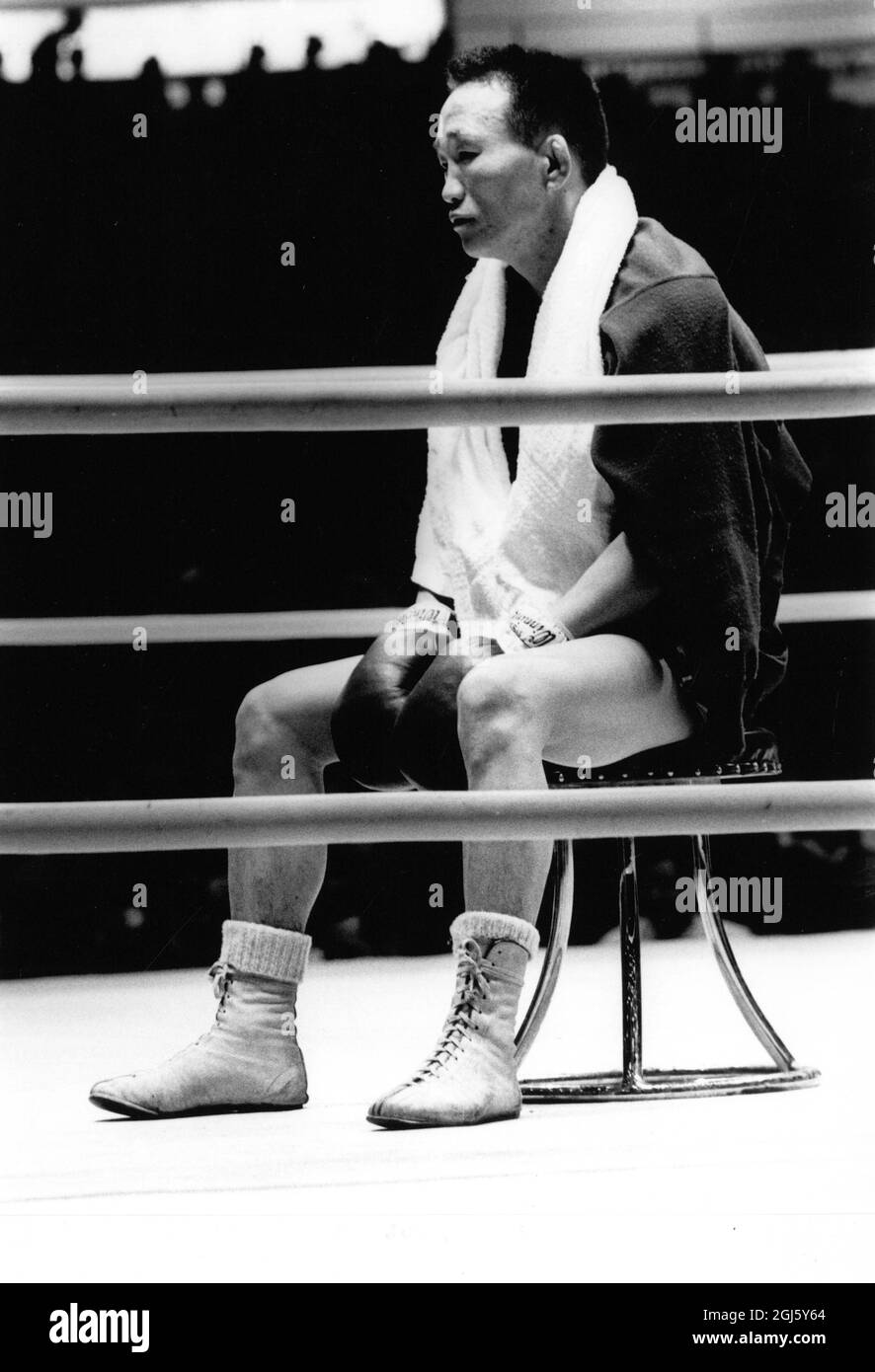 Tokyo , Giappone : il boxer coreano Dong Kih CHOH si siede su uno sgabello durante il suo sciopero di 50 minuti sedendosi sul ring al Korakuen Ice Ring dopo essere stato squalificato nel primo round del suo quartiere Olimpico - finale contro Stanislan Sorokin , della Russia . 19 ottobre 1964 Foto Stock